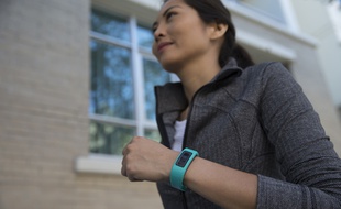 L'écran du Garmin Vivofit reste allumé en toute circonstance.